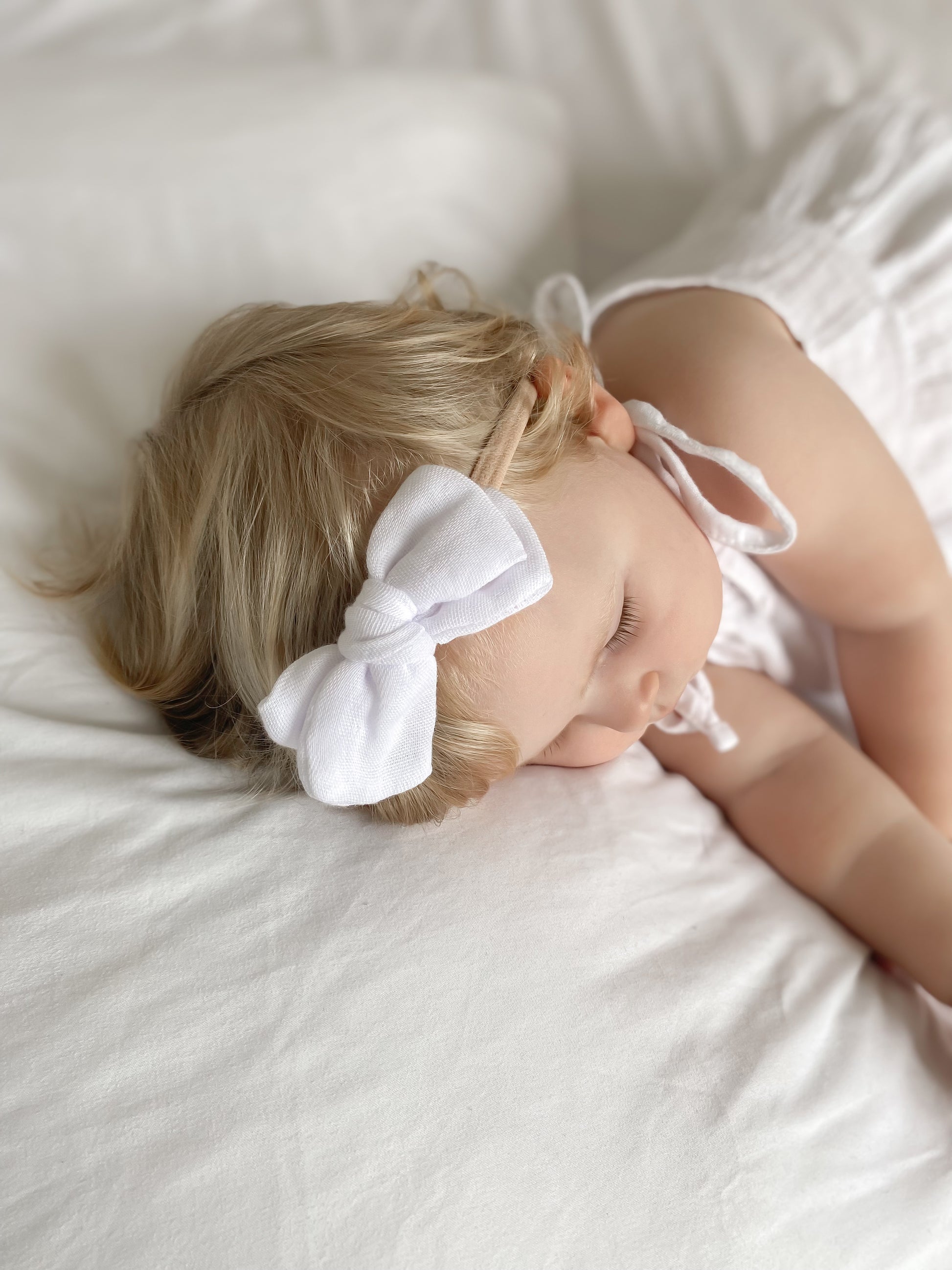 Baby girl bow headband | white