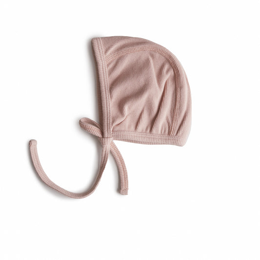 Mushie Ribbed Baby Bonnet - Blush
