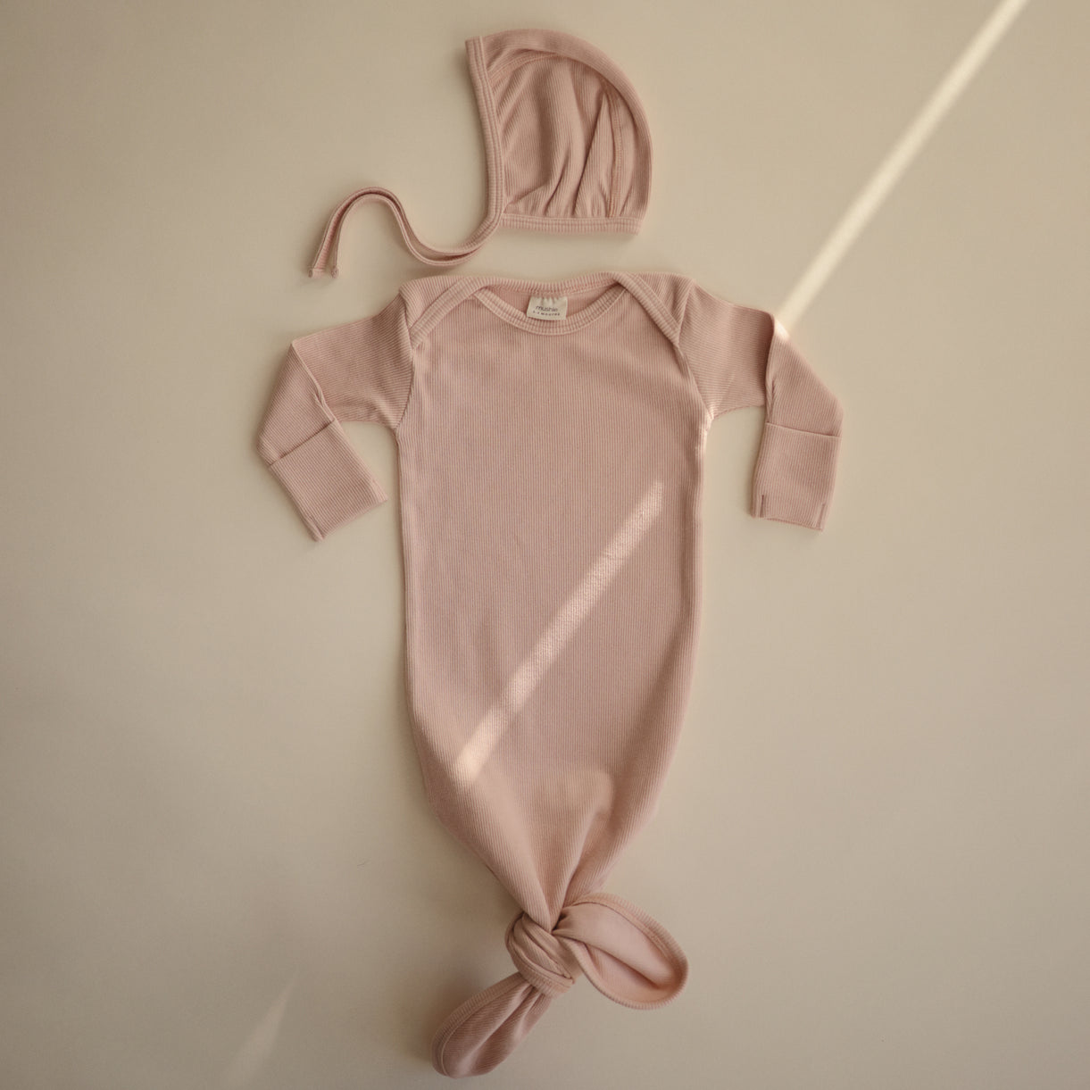 Mushie Ribbed Baby Bonnet - Blush