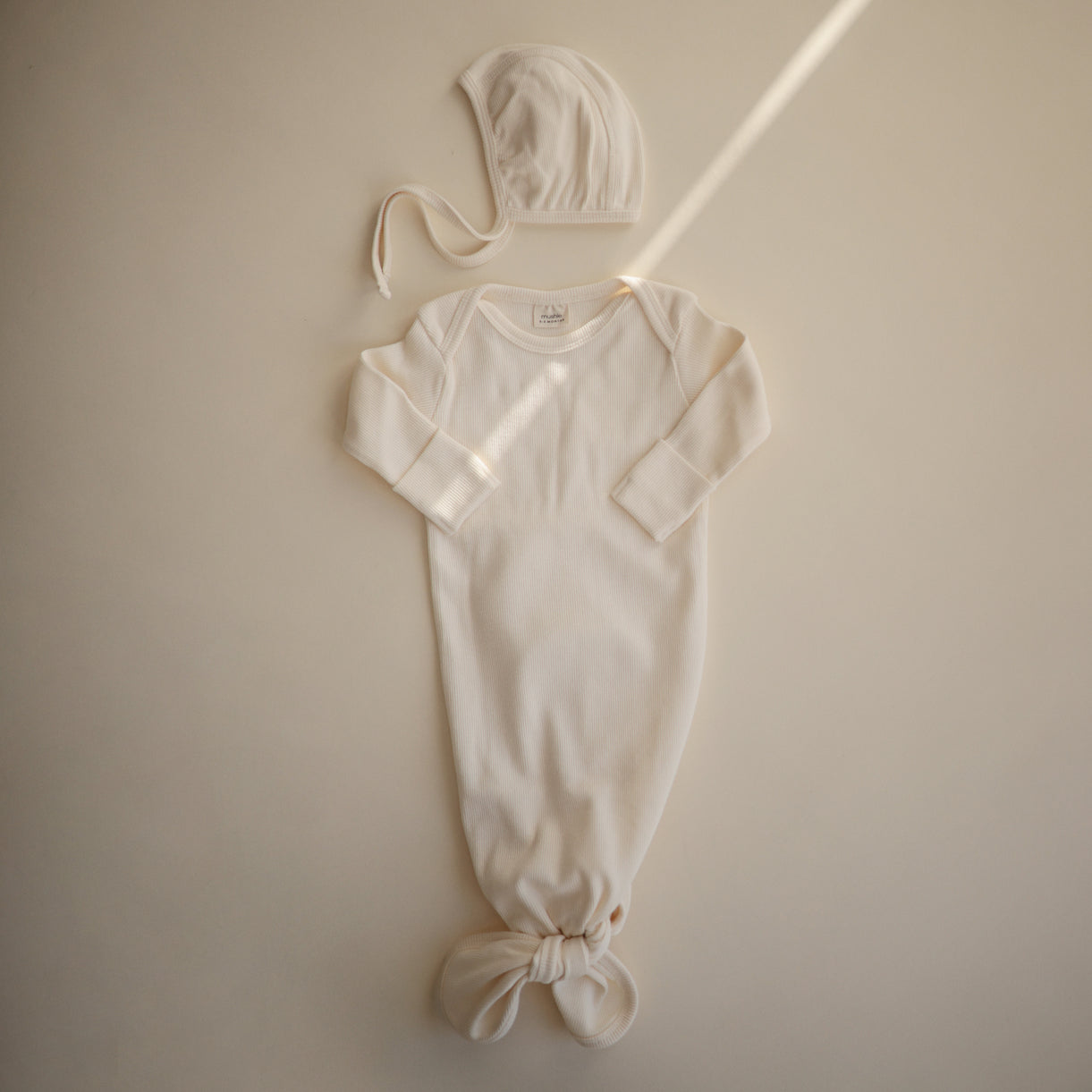 Mushie Ribbed Baby Bonnet - Ivory