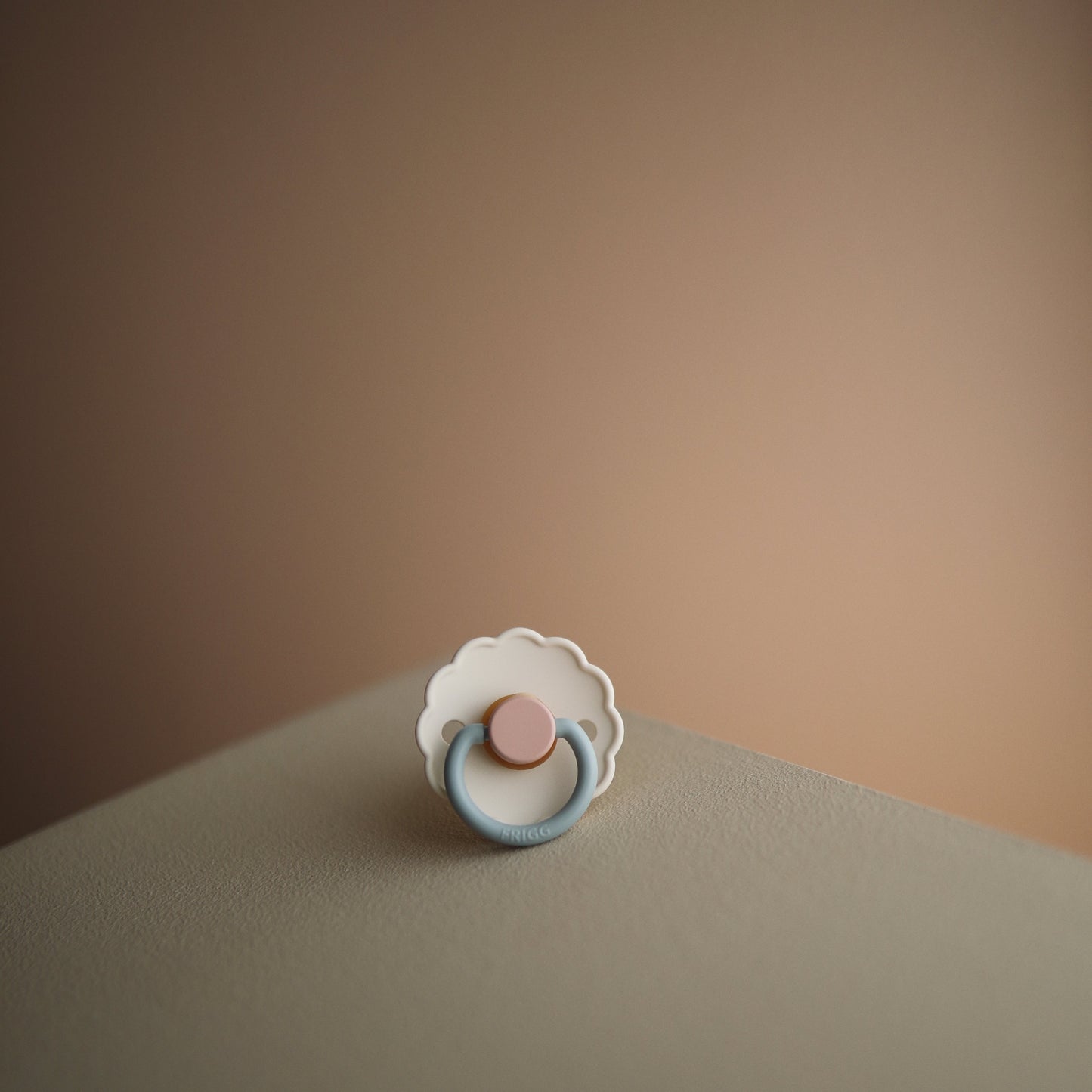 FRIGG Daisy Natural Rubber Latex Dummy - Cotton Candy