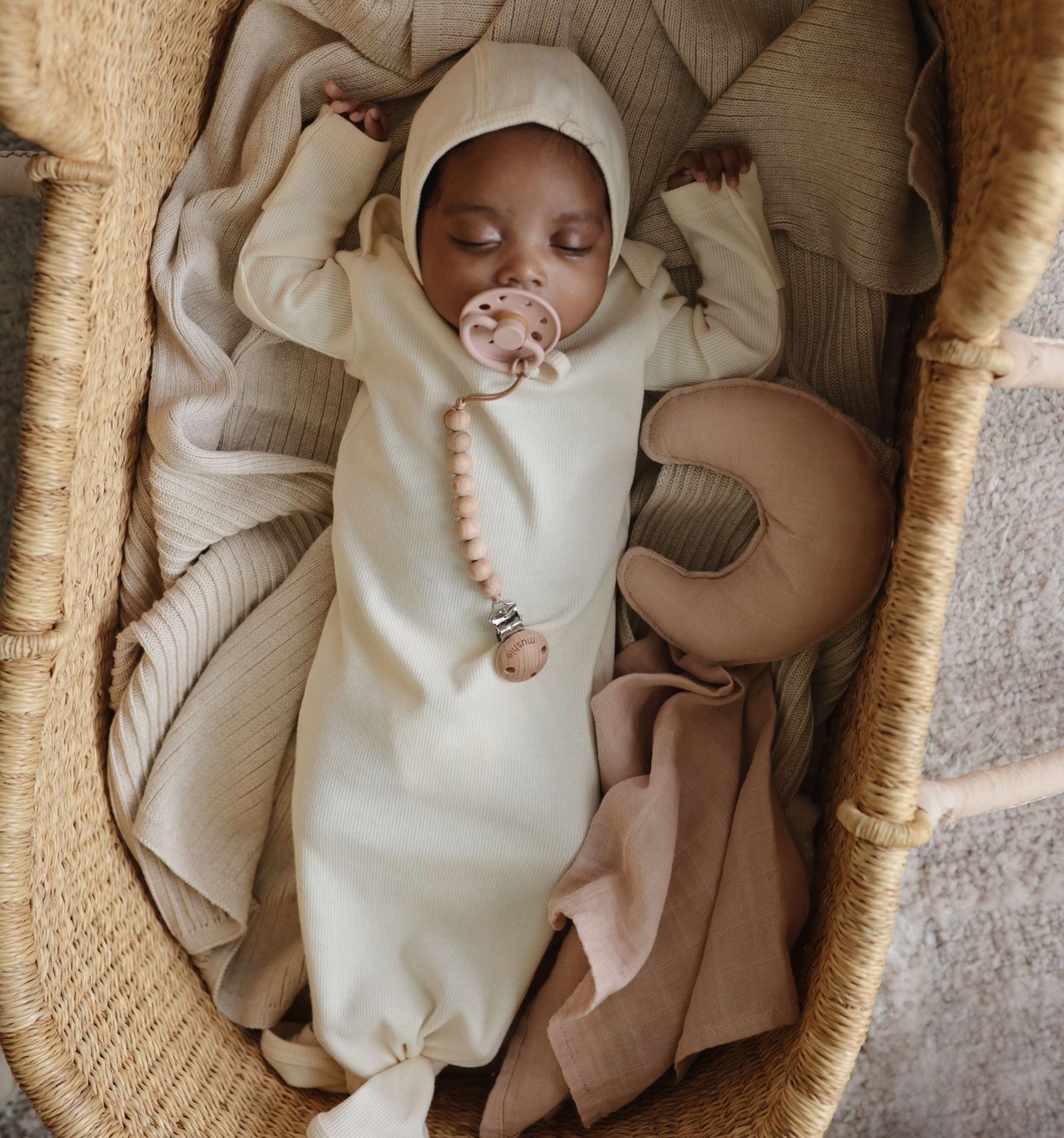 Mushie Ribbed Baby Bonnet - Ivory