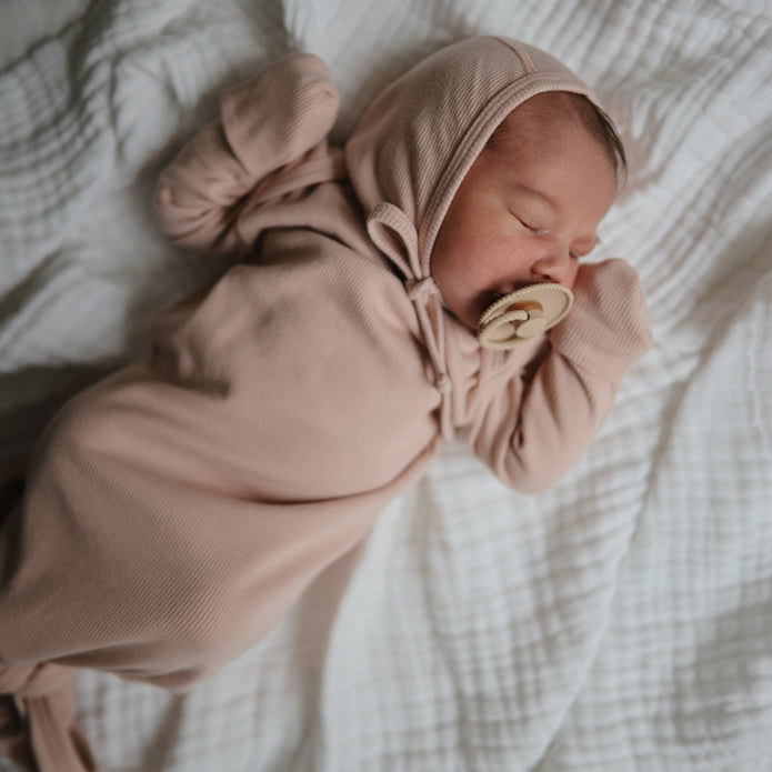 Mushie Ribbed Baby Bonnet - Blush